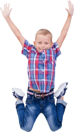 Hüpfender Junge auf einer Hüpfburg