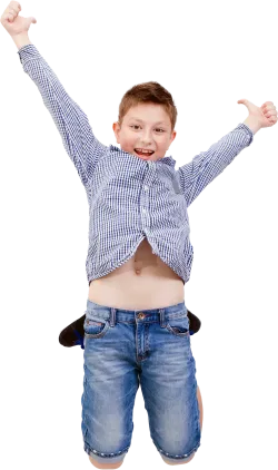 Hüpfender Junge hat viel Spaß