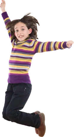 Hüpfendes Mädchen hat viel Spaß