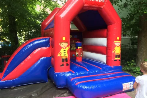 Kleine Feuerwehr mit Rutsche